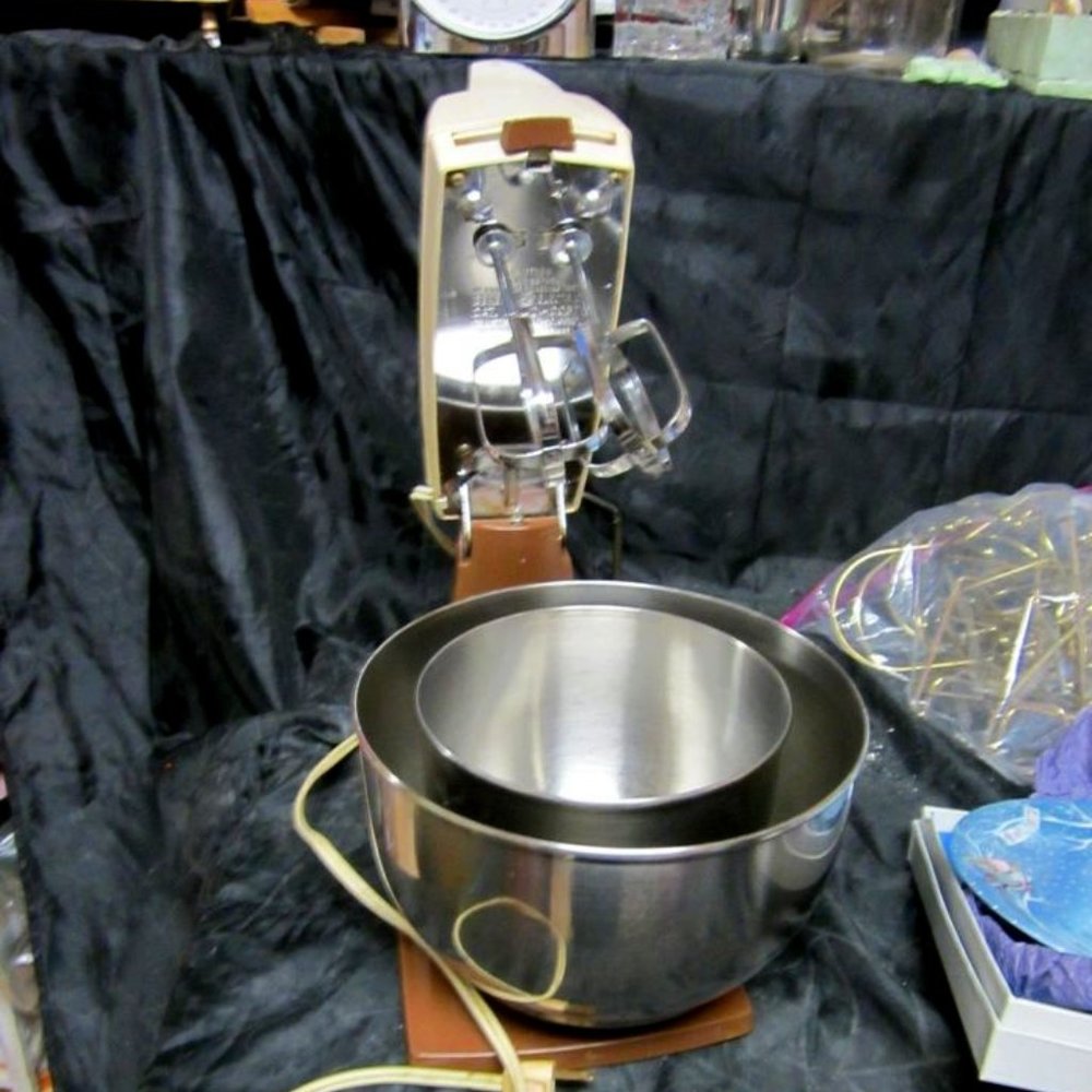 VINTAGE 60'S GE UNIVERSAL STAND MIXER, REMOVABLE MIXER FOR HAND MIXER CAPABLE
